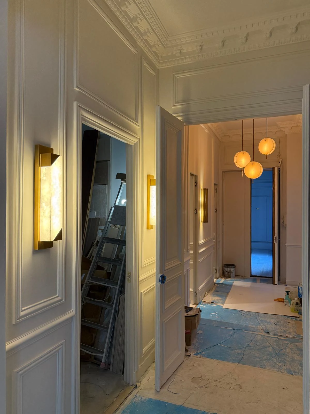 Éclairages décoratifs dans un couloir en cours de rénovation