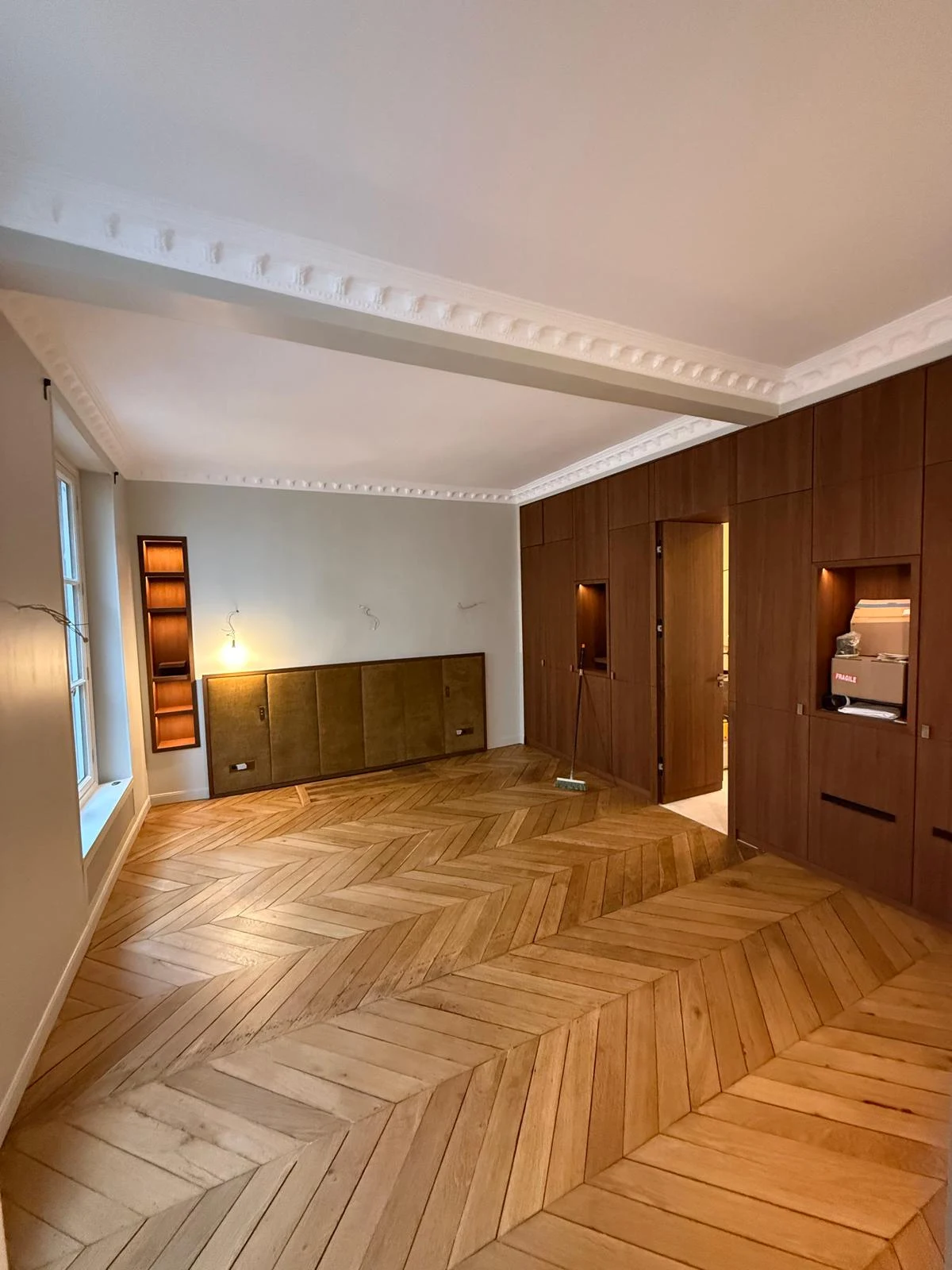 Parquet en chevrons et boiseries sur mesure