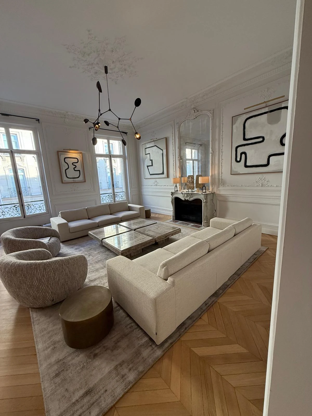 Salon avec moulures, cheminée et parquet