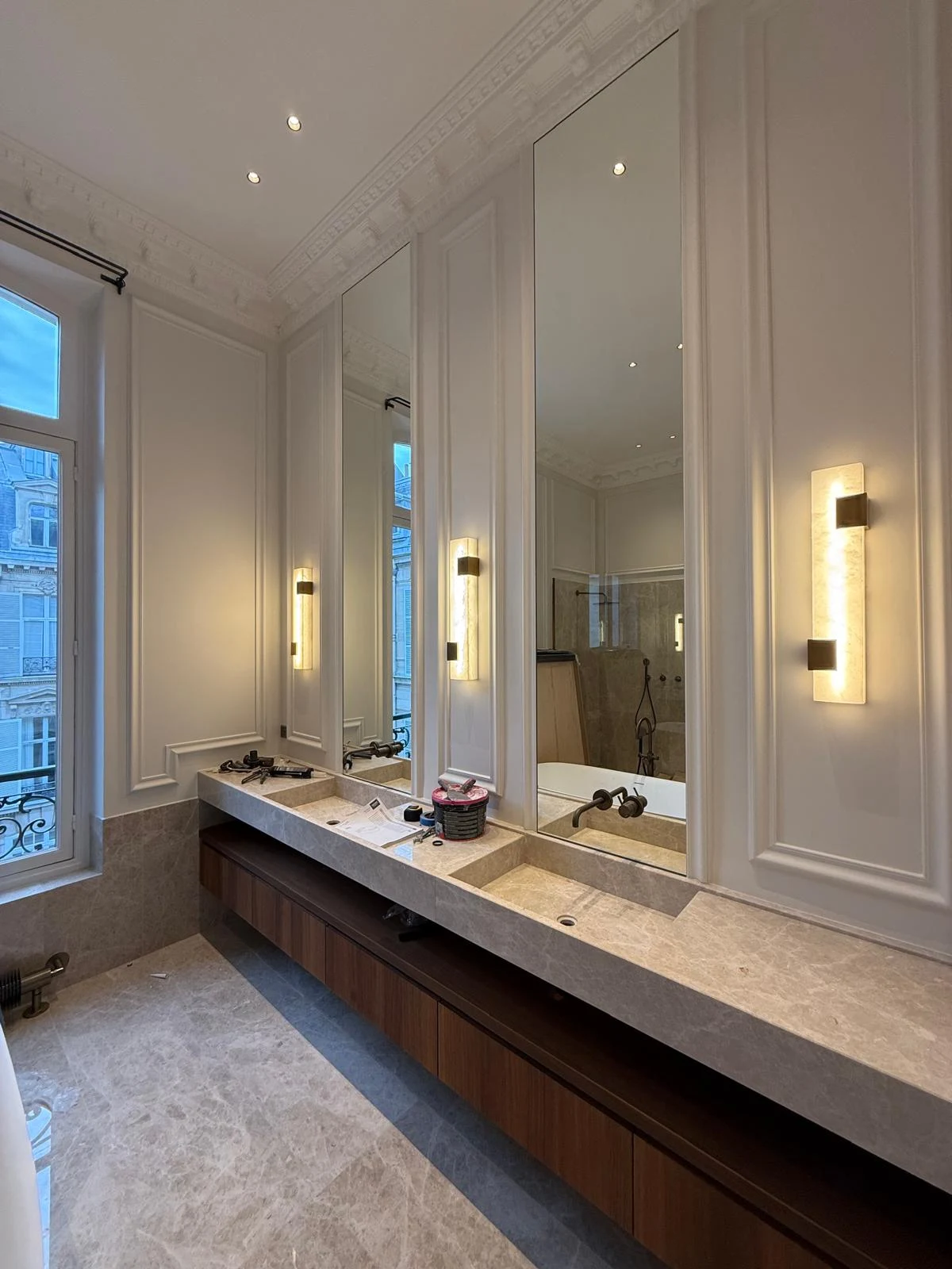 Salle de bains avec double vasque en pierre et grands miroirs